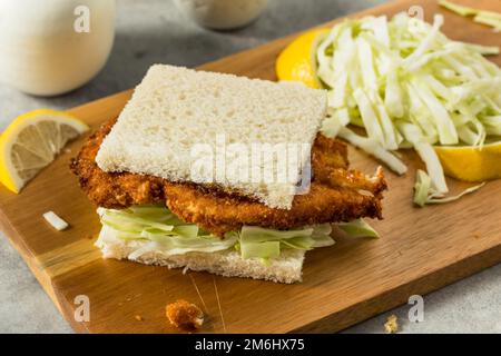 Sandwich au poulet japonais Katsu Sando fait maison avec sauce Tonkatsu Banque D'Images