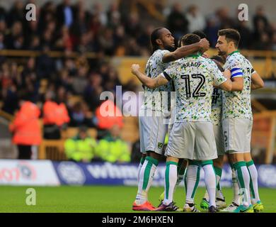 Cameron Jerome de la ville de Norwich célèbre après avoir marqué et fait 1-0 - Wolverhampton Wanderers contre Norwich City, Sky Bet Championship, Molineux, Wolverhampton - 1st octobre 2016. Banque D'Images