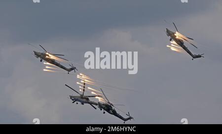 KUBINKA, RUSSIE - 15 mai 2021 : hélicoptères d'attaque Mil mi-28, événement anniversaire DE l'équipe aérobatique STRIZHI 30th Banque D'Images