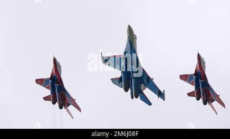 MOSCOU, RUSSIE - 7 MAI 2021 : défilé de l'Avia à Moscou. Avions de chasse MIG-35 et su-30 dans le ciel sur le défilé de la victoire Banque D'Images