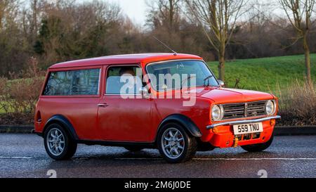 1961 voiture classique orange Morris Mini Countryman Estate Banque D'Images