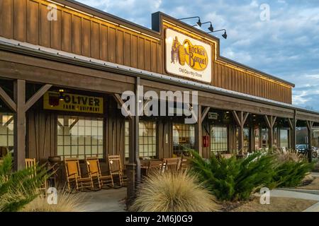 Le restaurant Cracker Barrel Old Country Store se trouve au coucher du soleil à New Albany, Mississippi. (ÉTATS-UNIS) Banque D'Images