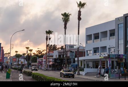 Ayia Napa, Chypre - 13 juin 2018: Les gens marchent dans la rue principale de la ville balnéaire d'Ayia Napa Banque D'Images