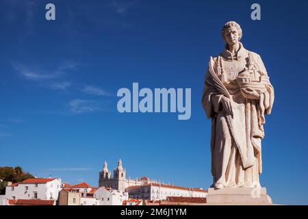 Vue panoramique - point de vue de Santa Luzia (miradouro) avec une statue, avec vue sur la vieille ville d'Alfama - Lisbonne, Portugal Banque D'Images