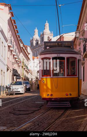 Le célèbre tramway Vintage numéro 28 à Alfama, Lisbonne, Portugal Banque D'Images