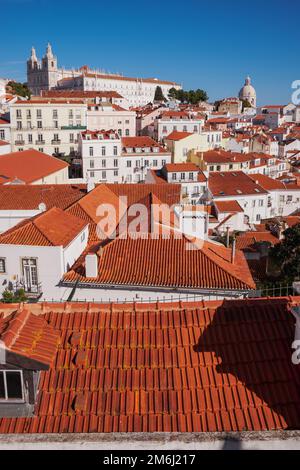 Vue panoramique - point de vue de Santa Luzia (miradouro), avec vue sur la vieille ville d'Alfama - Lisbonne, Portugal Banque D'Images