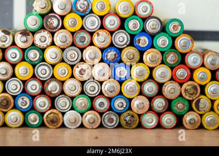 Arrière-plan des batteries usagées. Vue de dessus de la sélection de piles AA. Pile alcaline de taille aa. Plusieurs batteries sont à côté l'une de l'autre. Beaucoup de battent aa Banque D'Images