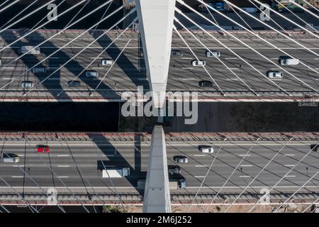 Pont à câbles avec voitures Banque D'Images