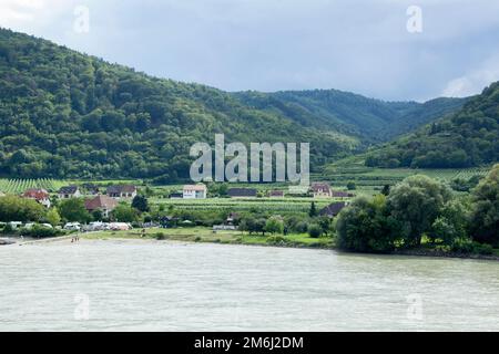 La vue panoramique depuis la ville de Durnstein d'une petite plage au bord du Danube dans la région de Wachau (Autriche). Banque D'Images