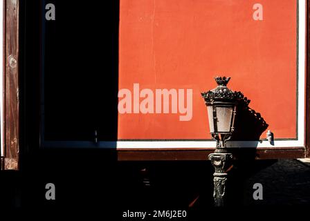 Vieille lampe de rue rétro contre la façade de la vieille maison Banque D'Images