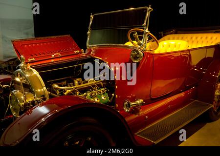 Amman, Jordanie, 07 décembre 2018 : Packard Twelve, Dual-Cowl Phaeton 1938, Body by Rollston à l'exposition dans le musée automobile du Roi Abdullah II à Am Banque D'Images