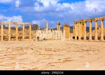 Jerash, Jordanie - 7 novembre 2022: Place avec rangée de colonnes corinthiennes de la place du Forum ovale au site archéologique, ruines de la période grecque et romaine Banque D'Images