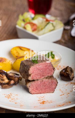 Tranches de steak grillé sur une assiette Banque D'Images