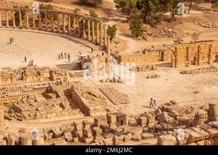 Jerash, Jordanie - 7 novembre 2022 : place avec rangée de colonnes corinthiennes de la place du Forum ovale et de Cardo Maximus, vue en grand angle Banque D'Images