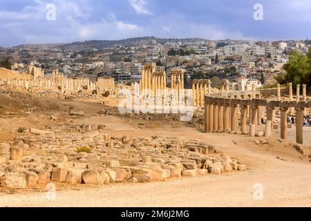 Jerash, Jordanie - 7 novembre 2022 : place avec rangée de colonnes corinthiennes de la place du Forum ovale et de Cardo Maximus, vue en grand angle Banque D'Images