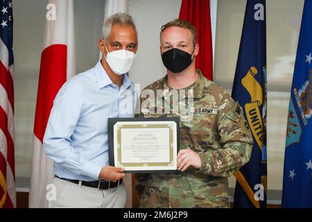 Rahm Emanuel, l'ambassadeur des États-Unis au Japon, récompense les États-Unis Matthew Tandy, policier militaire avec 247th détachements de police militaire, 10th Groupe de soutien lors d'un déjeuner de reconnaissance au camp Foster, Okinawa, Japon, 28 avril 2022. Tandy a reçu une pièce de remise en question pour avoir répondu à un accident de la route à grande vitesse où il a tiré un individu hors d'un véhicule et a fourni une assistance médicale jusqu'à l'arrivée des premiers intervenants autour de la plage de Torii, Okinawa, Japon, le 23 septembre 2021. Banque D'Images