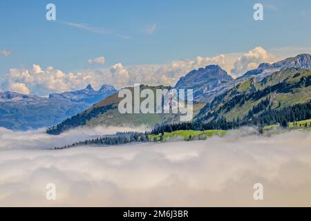 Au-dessus des nuages, vue de Fronalpstock Banque D'Images