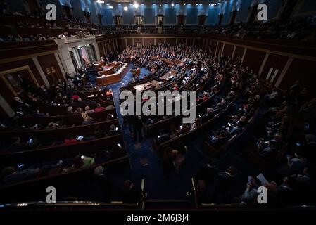 Washington, Vereinigte Staaten. 04th janvier 2023. États-Unis La Chambre des représentants se réunit pour tenir un quatrième vote pour le Président de la Chambre, mercredi, 4 janvier 2023. Credit: Cliff Owen/CNP/dpa/Alay Live News Banque D'Images