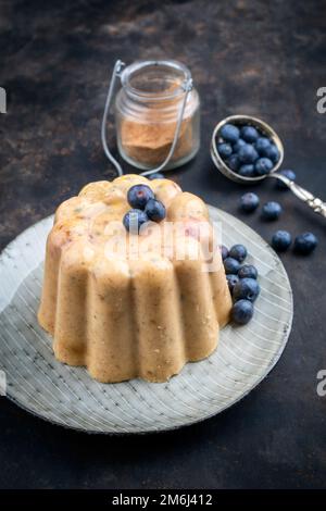 Un pudding traditionnel à la prune anglaise se présente sous forme de fruits sur une assiette de dessert avec espace pour les copies Banque D'Images