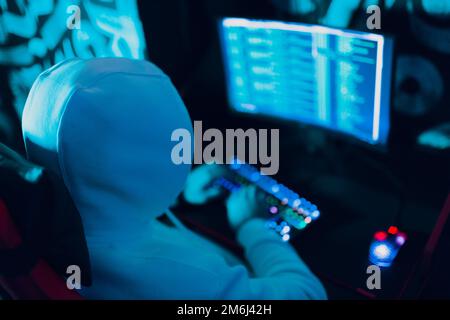 Pirate utilisant un logiciel malveillant d'ordinateur et l'interface numérique de code binaire de piratage. Banque D'Images