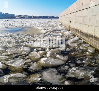 Dérive de la glace de printemps sur la Neva. Le remblai de Voskresenskaya. Banque D'Images