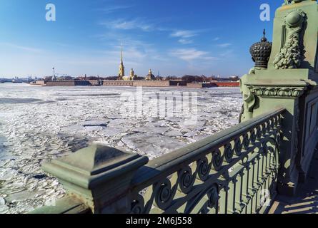 Dérive de la glace de printemps sur la Neva. Vue depuis le pont Trinity jusqu'à la forteresse Pierre-et-Paul. Banque D'Images