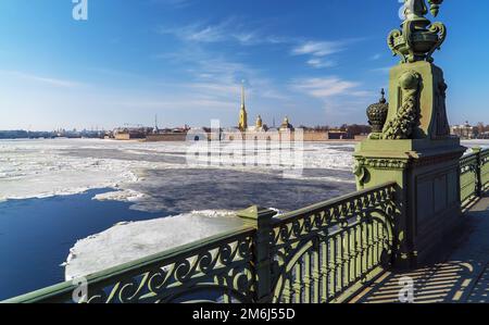 Dérive de la glace de printemps sur la Neva. Vue depuis le pont Trinity jusqu'à la forteresse Pierre-et-Paul. Banque D'Images