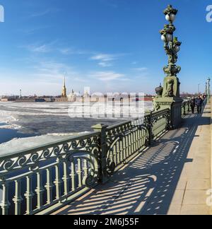 Dérive de la glace de printemps sur la Neva. Vue depuis le pont Trinity jusqu'à la forteresse Pierre-et-Paul. Banque D'Images