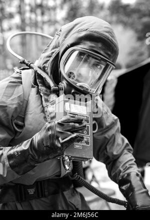 Un soldat affecté à la compagnie chimique 307th de Bell, en Californie, effectue une simulation de décontamination pendant la campagne Guardian Response 22 au centre d'entraînement urbain de Muscatatuck, dans l'Indiana, au 28 avril 2022. Guardian Response 22 est un exercice d'intervention d'urgence en territoire national qui offre une formation réaliste sur l'intervention en cas de catastrophe afin d'affiner les compétences et d'accroître les capacités des États-Unis Soldats de réserve de l'armée. L'exercice aide les soldats de la 307th Chemical Company à s'engager dans un environnement réaliste et stimulant. Banque D'Images