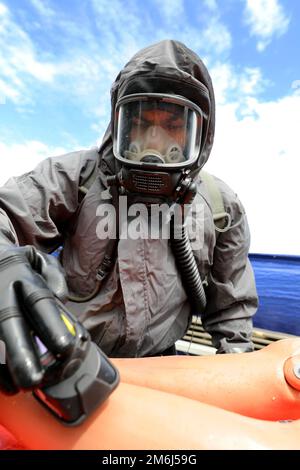 Un soldat affecté à la 307th Chemical Company, de Bell, en Californie, effectue une simulation d'opération de décontamination au cours de la campagne Guardian Response 22 au centre d'entraînement urbain de Muscatatuck, Indiana, 28 avril 2022. Guardian Response 22 est un exercice d'intervention d'urgence en territoire national qui offre une formation réaliste sur l'intervention en cas de catastrophe afin d'affiner les compétences et d'accroître les capacités des États-Unis Soldats de réserve de l'armée. Banque D'Images