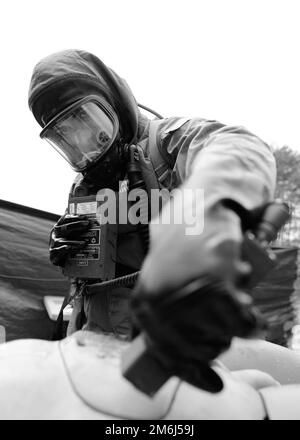 Un soldat affecté à la compagnie chimique 307th de Bell, en Californie, effectue un test de décontamination simulé pendant la réponse Guardian 22 au centre d'entraînement urbain de Muscatatuck, Indiana, 28 avril 2022. Guardian Response 22 est un exercice d'intervention d'urgence en territoire national qui offre une formation réaliste sur l'intervention en cas de catastrophe afin d'affiner les compétences et d'accroître les capacités des États-Unis Soldats de réserve de l'armée. Banque D'Images