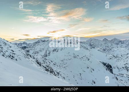 Lever de soleil sur les collines enneigées du col Zawrat en hiver Banque D'Images