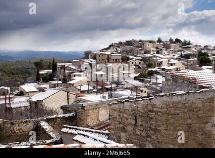 Village traditionnel de montagne de Lofou à Troodos montagne à Chypre en hiver. Banque D'Images