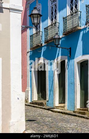 Maisons colorées de style colonial ancien sur les rues pavées et les pentes de Pelourinho Banque D'Images