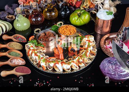 Cuisine turque traditionnelle Sarma Beyti Kebab. Cuisine traditionnelle turque et arabe du Ramadan Kebap Beyti Sarma avec yaourt, servant du pain de lave à l'intérieur Banque D'Images