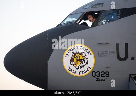 Le lieutenant-colonel Kelly Church, commandant de l'escadron de ravitaillement en vol 203rd, se prépare au vol 28 avril 2022, à la base interarmées Pearl Harbor-Hickam, à Hawaï. Le KC-135R Stratotanker, numéro 60-0329, fait partie intégrante de l'escadron de ravitaillement aérien 203rd depuis sa formation en 1993 et est reconnu pour avoir effectué le premier ravitaillement à trois niveaux au monde pendant le conflit du Vietnam. Les aviateurs de la Garde nationale aérienne d'Hawaï ont fait voler l'avion jusqu'à la base aérienne de Wright-Patterson, en Ohio, de sorte qu'il pourrait devenir le premier Stratotanker intronisé au Musée national des États-Unis Force aérienne. Banque D'Images