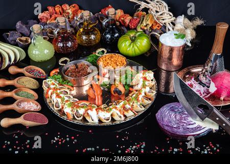 Cuisine turque traditionnelle Sarma Beyti Kebab. Cuisine traditionnelle turque et arabe du Ramadan Kebap Beyti Sarma avec yaourt, servant du pain de lave à l'intérieur Banque D'Images