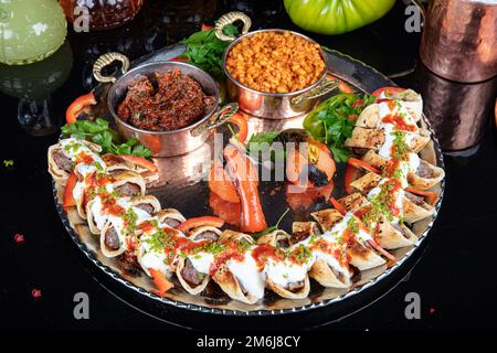 Cuisine turque traditionnelle Sarma Beyti Kebab. Cuisine traditionnelle turque et arabe du Ramadan Kebap Beyti Sarma avec yaourt, servant du pain de lave à l'intérieur Banque D'Images