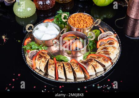 Cuisine turque traditionnelle Sarma Beyti Kebab. Cuisine traditionnelle turque et arabe du Ramadan Kebap Beyti Sarma avec yaourt, servant du pain de lave à l'intérieur Banque D'Images