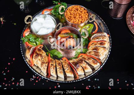 Cuisine turque traditionnelle Sarma Beyti Kebab. Cuisine traditionnelle turque et arabe du Ramadan Kebap Beyti Sarma avec yaourt, servant du pain de lave à l'intérieur Banque D'Images