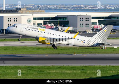 Décollage de l'avion Vueling Airlines A320 à l'aéroport de Lisbonne. Avion A320 de compagnie aérienne espagnole à bas prix. Avion Vueling Airlines. Banque D'Images