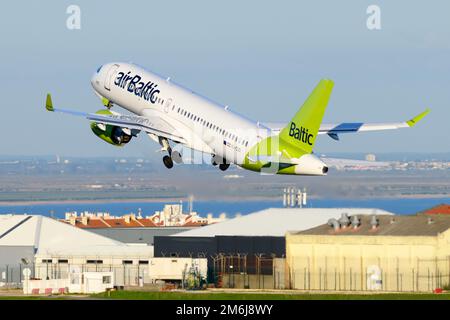 Décollage d'un avion AirBaltic Airbus A220 de Lisbonne. Avion anciennement connu sous le nom de Bombardier CSeries 300 d'Air Baltic décollage à Riga, Lativa. Banque D'Images