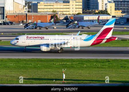 Atterrissage de l'avion Eurowings Airbus A320. Avion A320 de la compagnie aérienne Eurowings. Plan enregistré comme D-AEWW. Banque D'Images