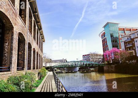 Le pont Eugenia Duke au-dessus de la rivière Reedy dans le centre-ville pittoresque de Greenville SC Banque D'Images