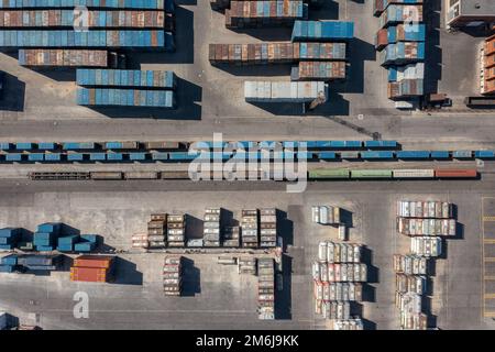 Terminal pour conteneurs de marchandises avec chemin de fer Banque D'Images