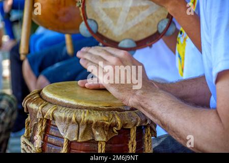 Instrument de percussion rustique en bois appelé atabaque Banque D'Images