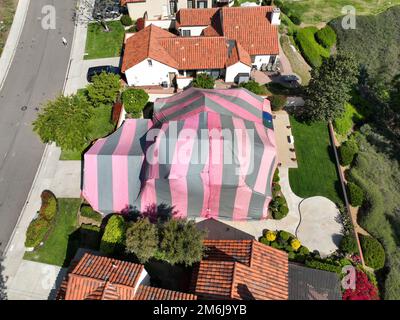 Villa couverte avec une tente rouge et grise tout en étant fumigation pour termites, Californie Banque D'Images