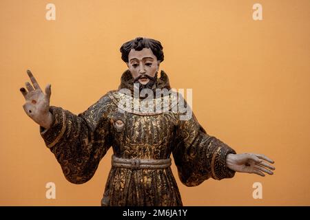 Statue religieuse sculptée dans du bois avec une feuille d'or exposée au Musée d'Évora Banque D'Images