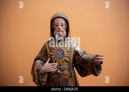 Statue religieuse sculptée dans du bois avec une feuille d'or exposée au Musée d'Évora Banque D'Images