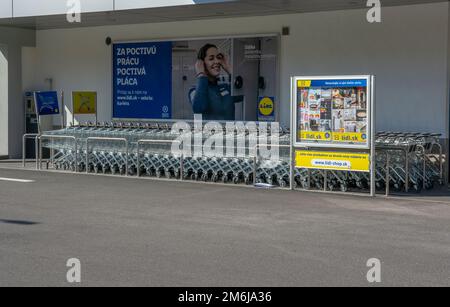 Nova Bana, Slovaquie - 18 mars 2022 : enseigne Lidl shop. Logo de la marque. Lidl est une chaîne allemande de détaillants à rabais internationaux qui Banque D'Images